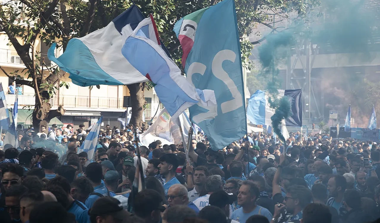 İtalya'da Napoli şampiyon, şehir alt üst oldu! Çok sayıda yaralı var