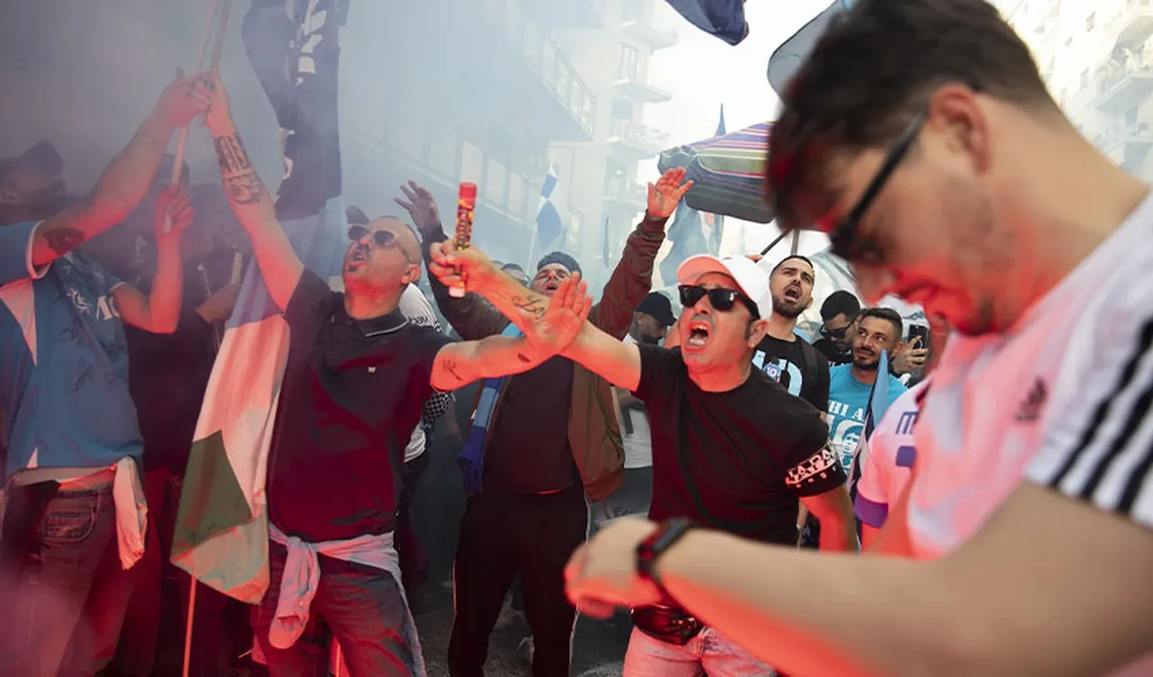 İtalya'da Napoli şampiyon, şehir alt üst oldu! Çok sayıda yaralı var