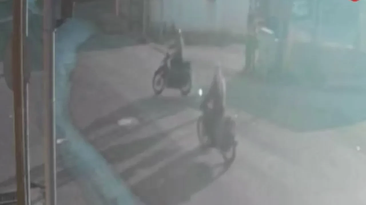 Motosikletler çarpıştı yaşlı adam ağır yaralandı