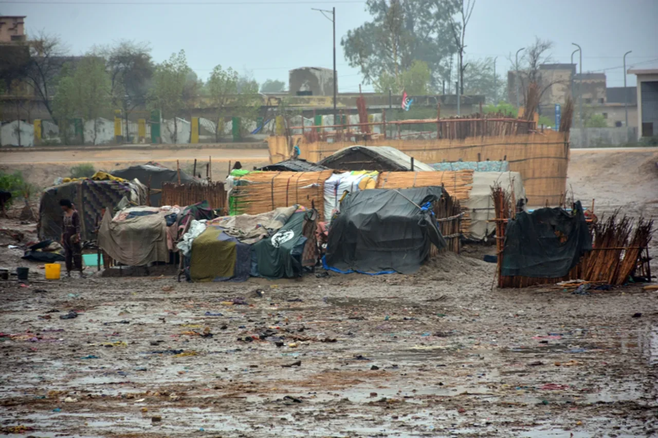 Pakistan'ı fırtına vurdu: 10 ölü