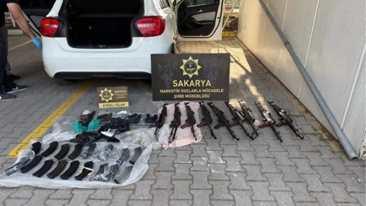 Polis memurunun kiraladığı otomobilden 17 adet kaleşnikof çıktı