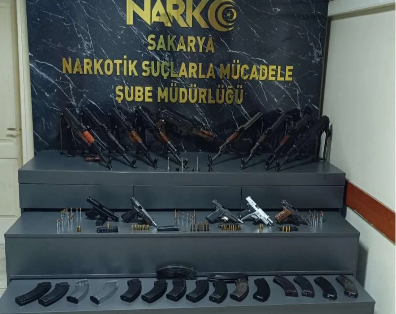 Polis memurunun kiraladığı otomobilden 17 adet kaleşnikof çıktı