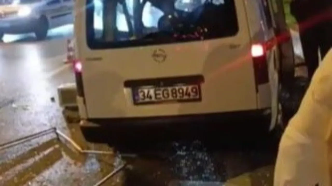 Reklam panosuna çarptı, savrulup karşı şeride uçtu