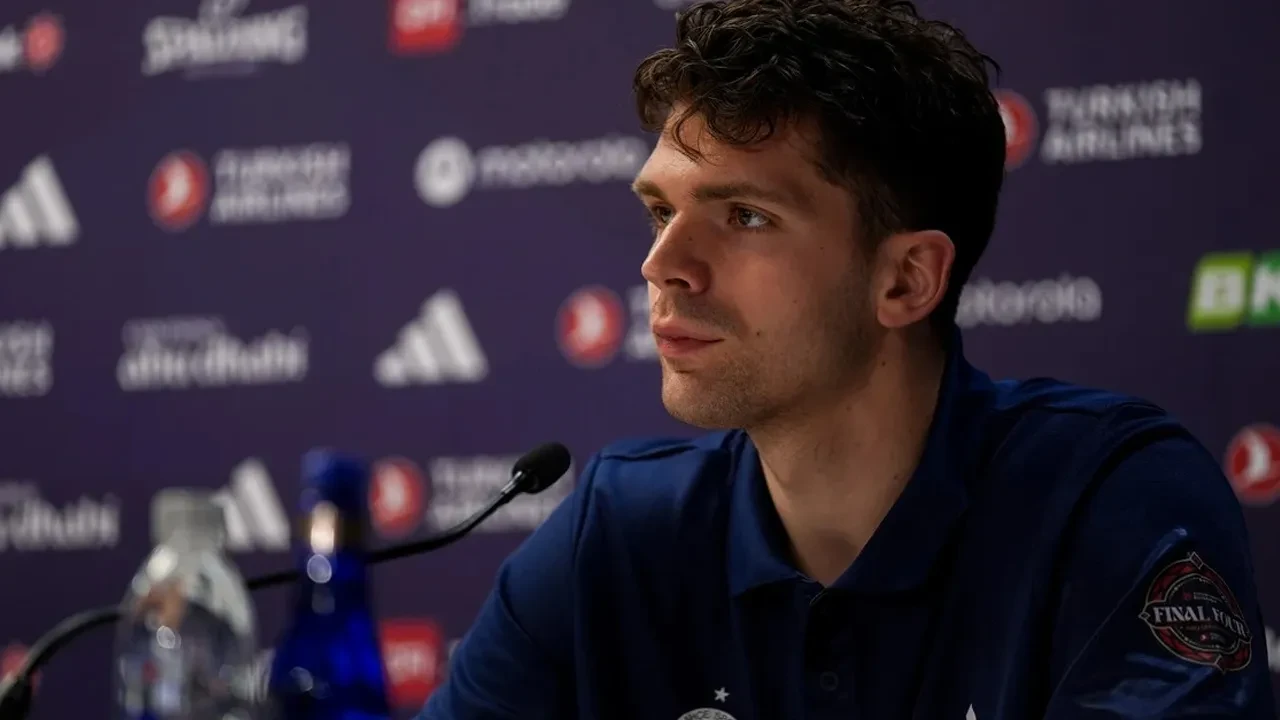 Tarık Biberovic'in basın toplantısındaki hareketi gündem oldu! Fenerbahçeliler bunu paylaşıyor