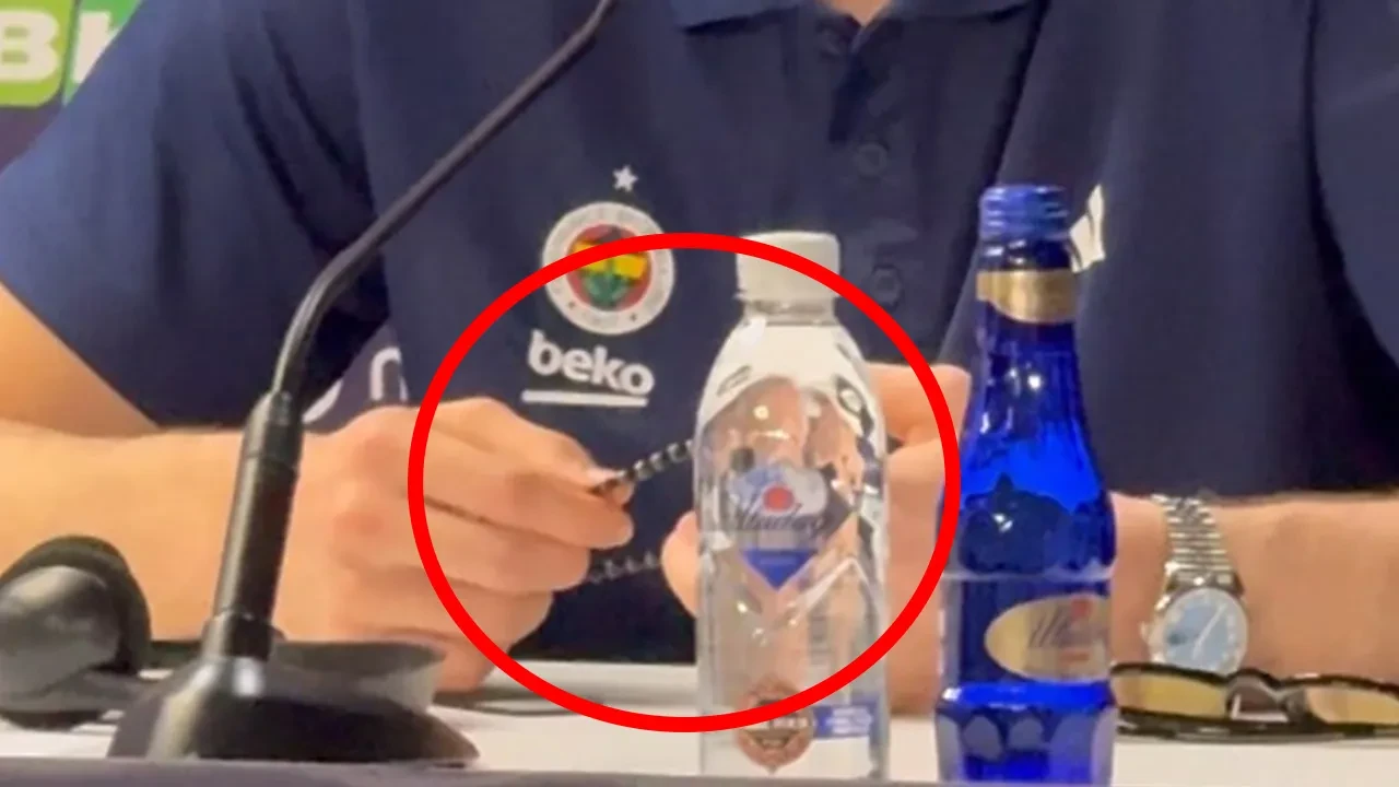 Tarık Biberovic'in basın toplantısındaki hareketi gündem oldu! Fenerbahçeliler bunu paylaşıyor