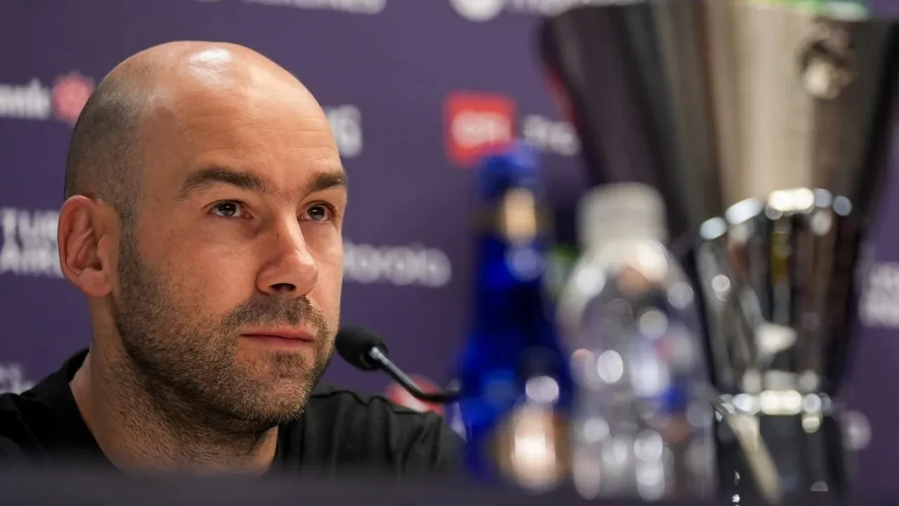 Tarık Biberovic'in basın toplantısındaki hareketi gündem oldu! Fenerbahçeliler bunu paylaşıyor