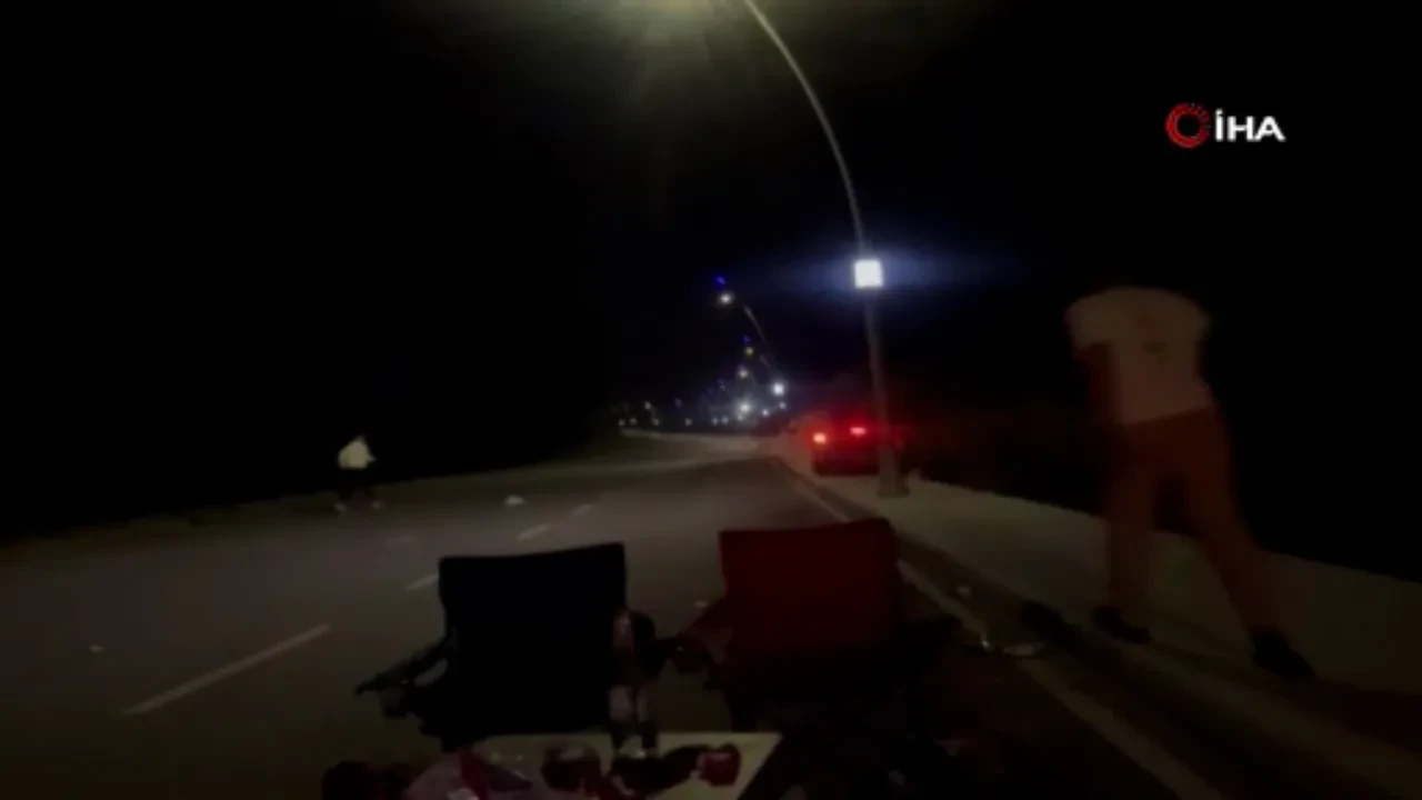 Yol kenarında oturan gençler ölümden döndü! Korkunç anlar kamerada 