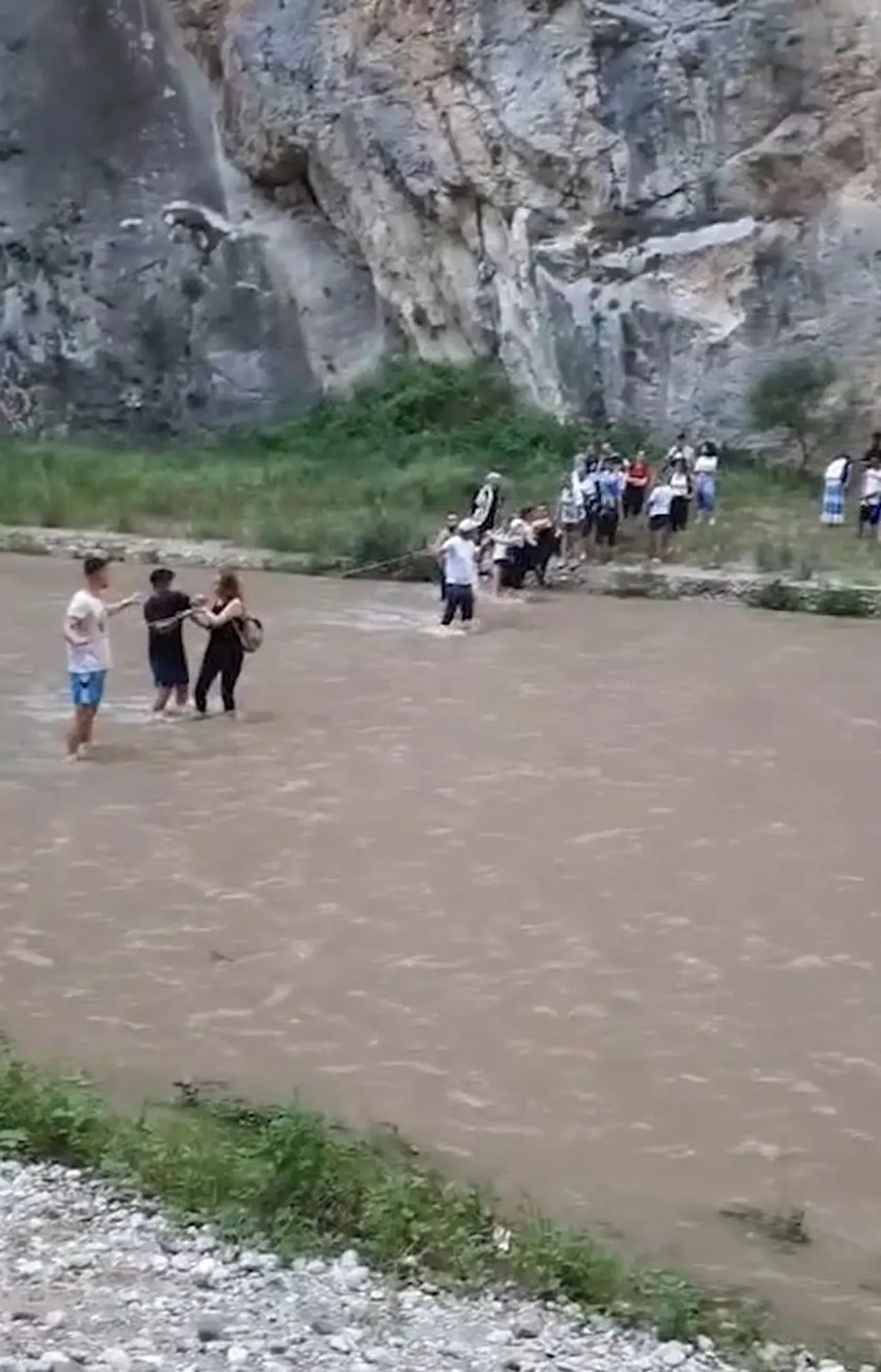 Adana'da kanyon gezisinde su seviyesi yükselince ziyaretçileri ekipler kurtardı