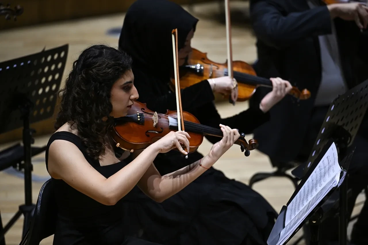 Ankara Tıp Fakültesi Orkestrası 10. yılda sahne alıp, alkış topladılar