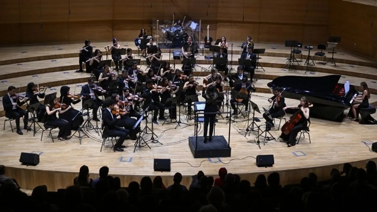 Ankara Tıp Fakültesi Orkestrası 10. yılda sahne alıp, alkış topladılar