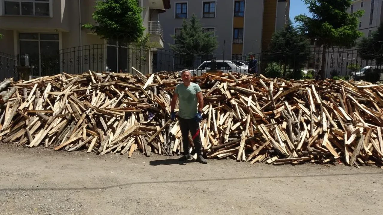 Baltayı her vuruşu TL olarak geri dönüyor! Odun kırarak kazandığı para şoke etti