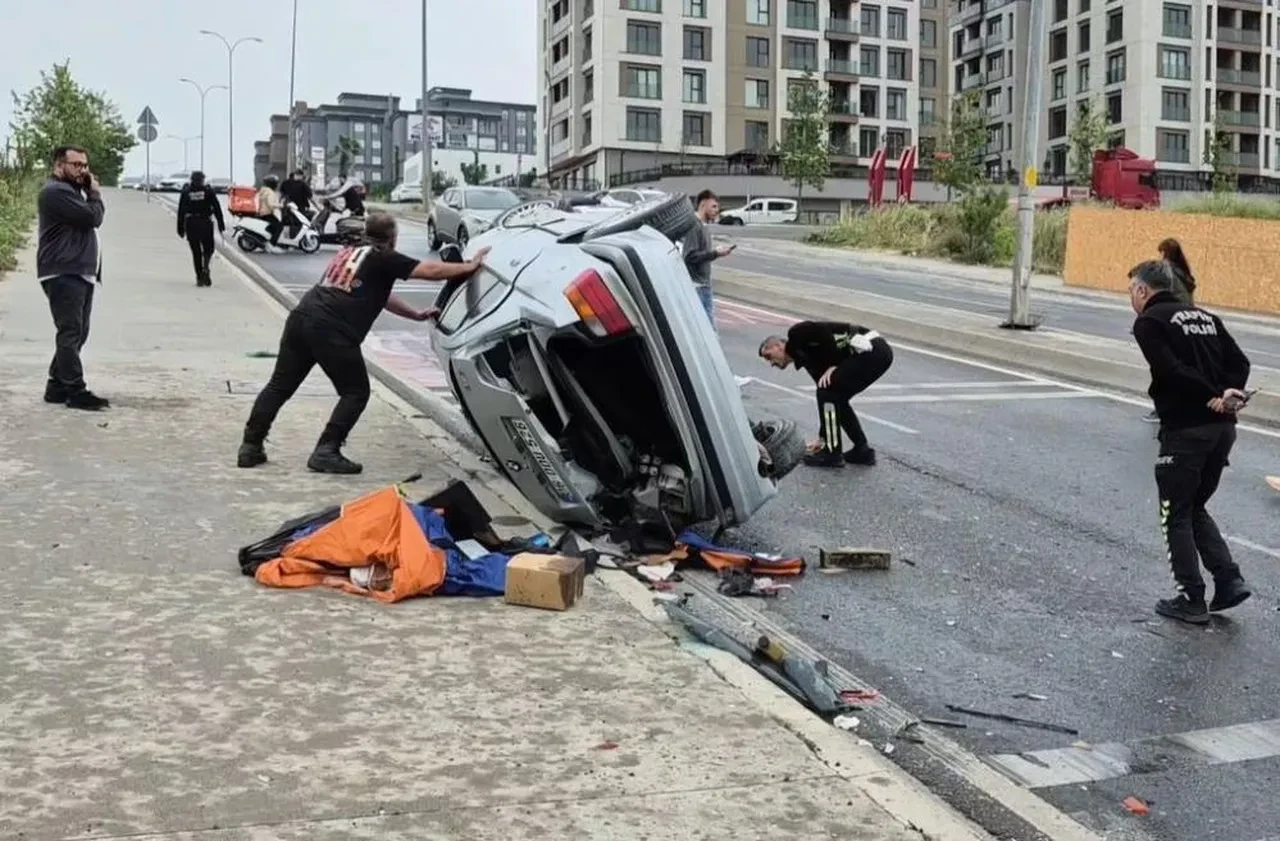 Beylikdüzü'nde feci kaza! Kontrolden çıkan araç ters şeride daldı: 1'i ağır çok sayıda yaralı var