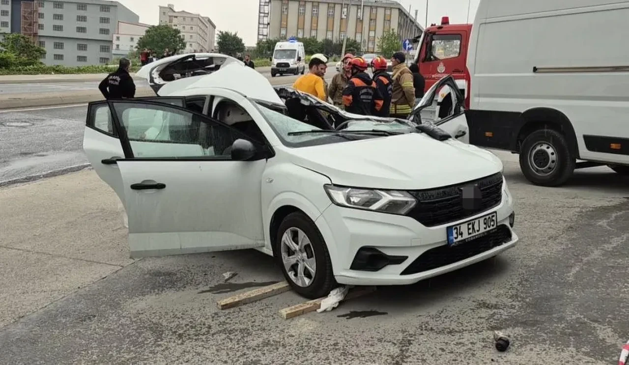 Beylikdüzü'nde feci kaza! Kontrolden çıkan araç ters şeride daldı: 1'i ağır çok sayıda yaralı var