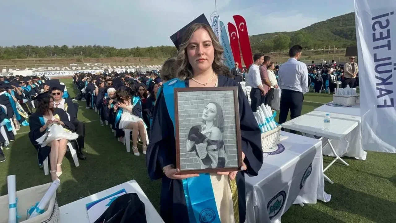ESOGÜ mezuniyet töreninde Begüm Sarıyıldız için duygusal anma