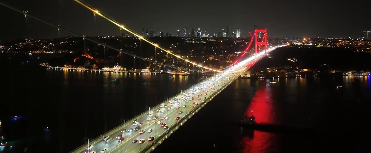 FSM ve Çanakkale köprüsü sarı-kırmızıya büründü!