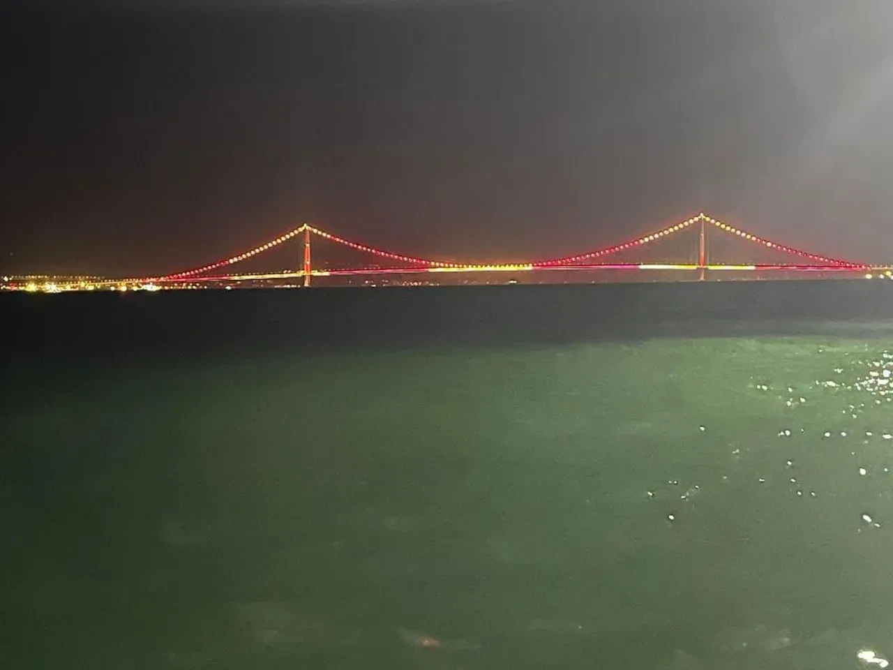 FSM ve Çanakkale köprüsü sarı-kırmızıya büründü!