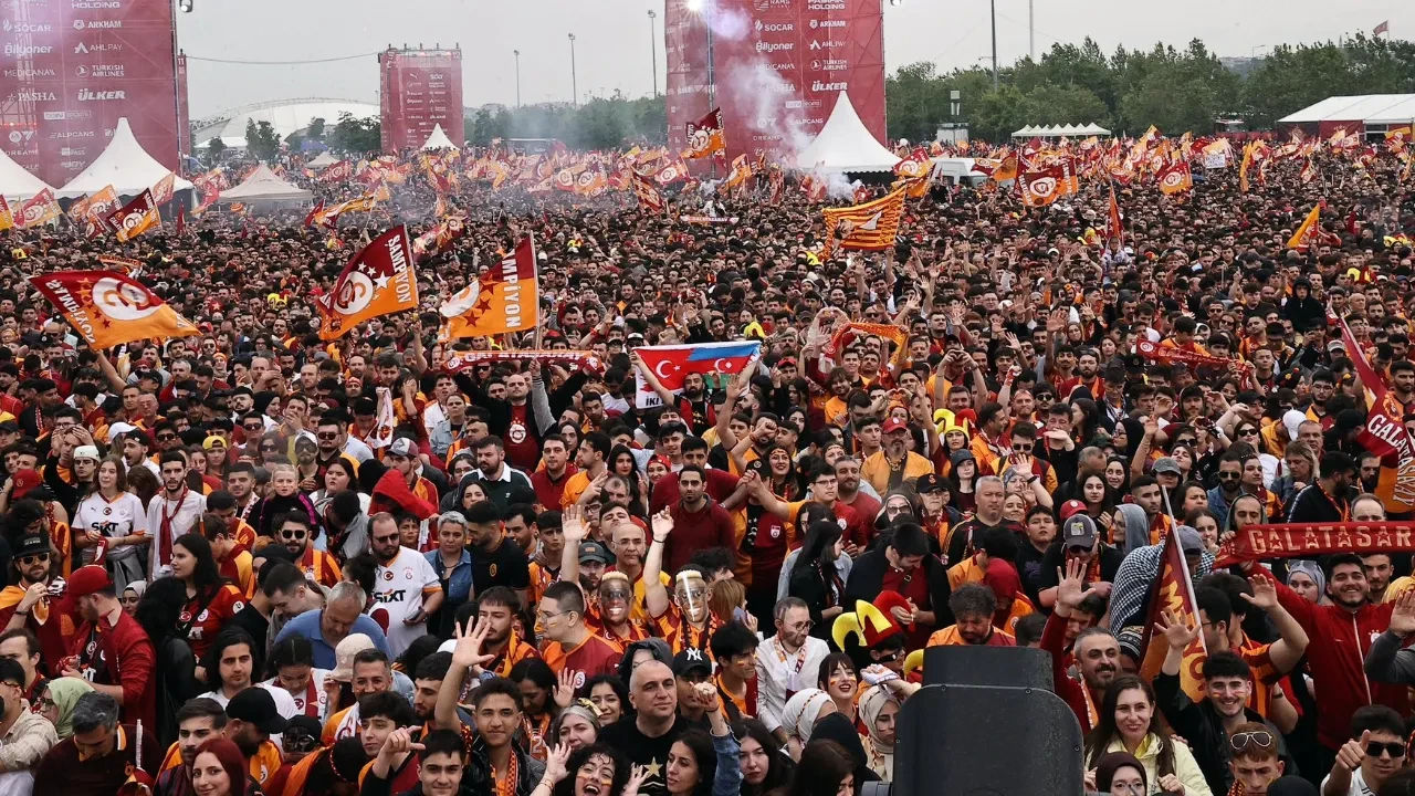 Galatasaray 25. şampiyonluğunu kutluyor!