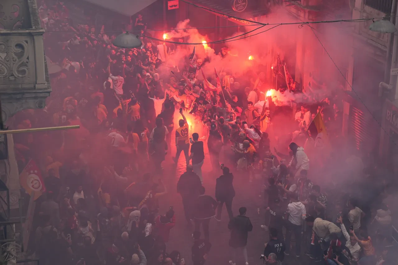 Galatasaray 25. şampiyonluğunu kutluyor!