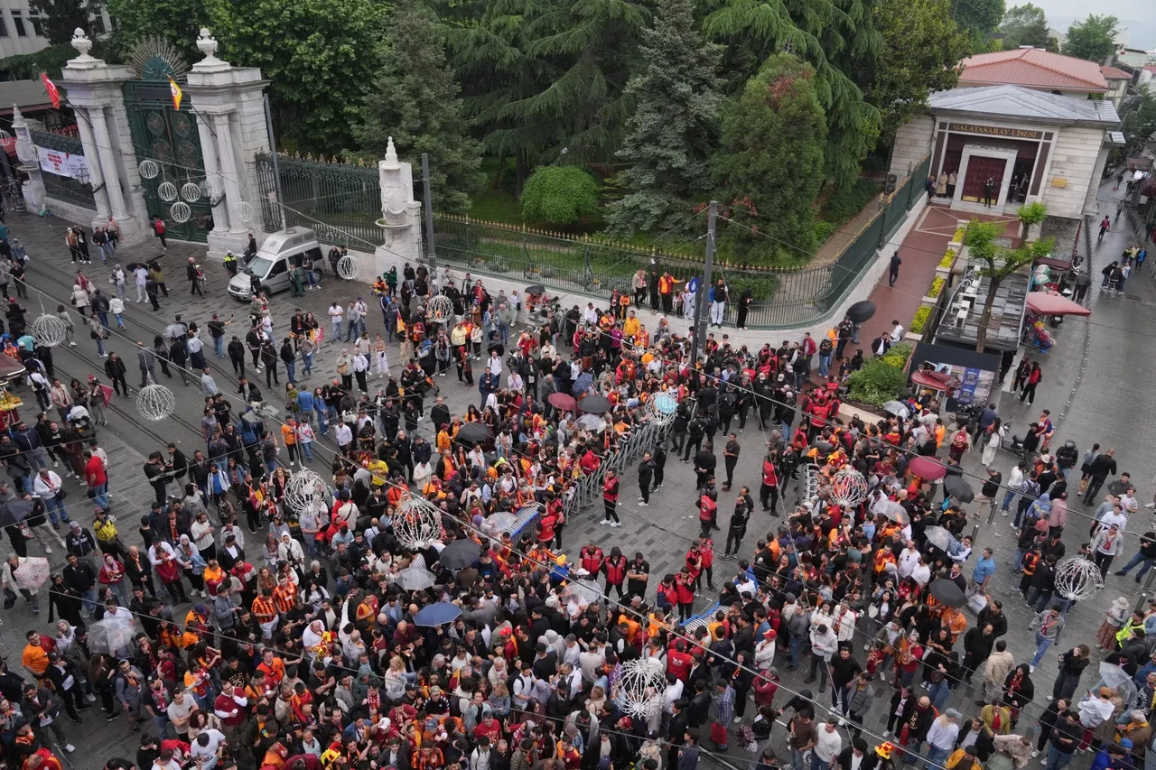 Galatasaray 25. şampiyonluğunu kutluyor!