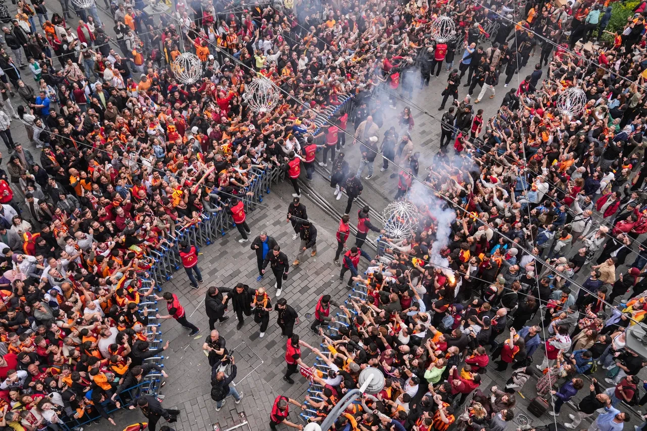 Galatasaray 25. şampiyonluğunu kutluyor!