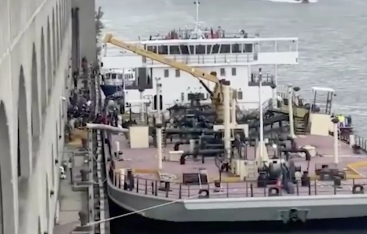 Ham kanalizasyon taşıyan mavna gemisi aniden patladı! Bir adam nehre uçtu, hayatını kaybetti