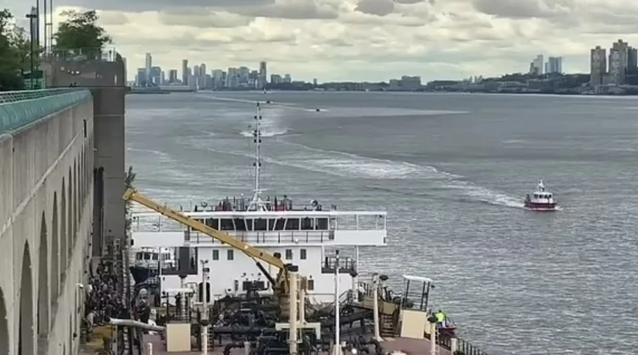 Ham kanalizasyon taşıyan mavna gemisi aniden patladı! Bir adam nehre uçtu, hayatını kaybetti