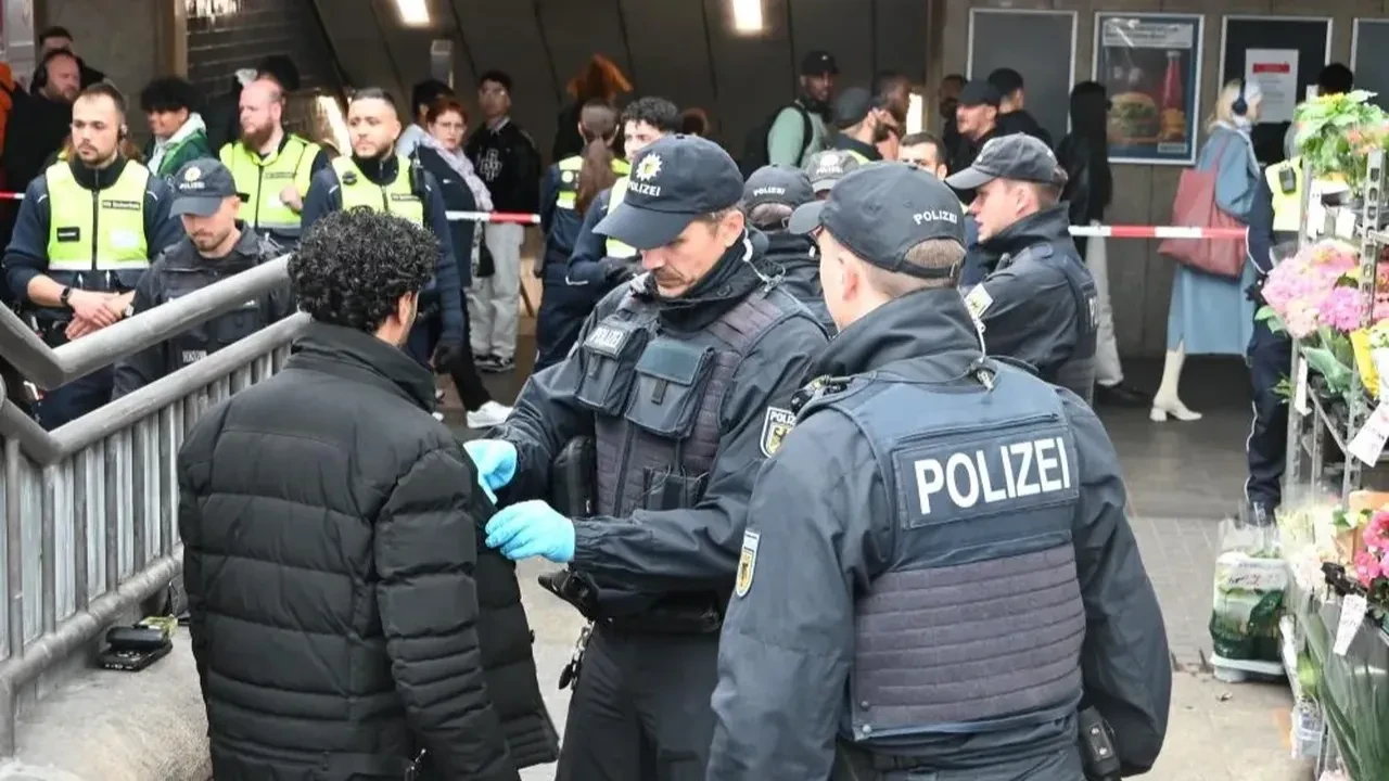 Hamburg’da kanlı saldırı sonrası tren istasyonunda 