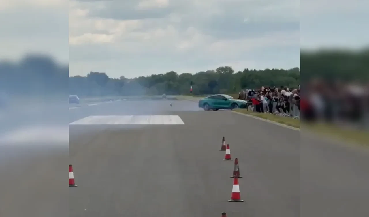 Havaalanında yarış faciası! Araba kalabalığın içine daldı: Çok sayıda yaralı var 