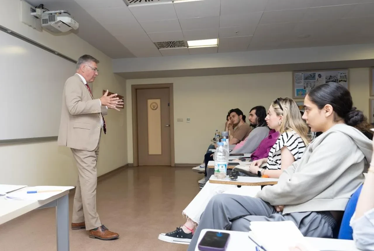 Hızlı vize almak isteyenlere kritik uyarı! Başkonsolos püf noktayı verdi: Oralardan uzak durun