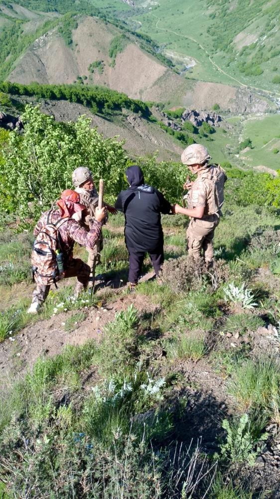 Tunceli’de dağda mahsur kalan çifti jandarma kurtardı