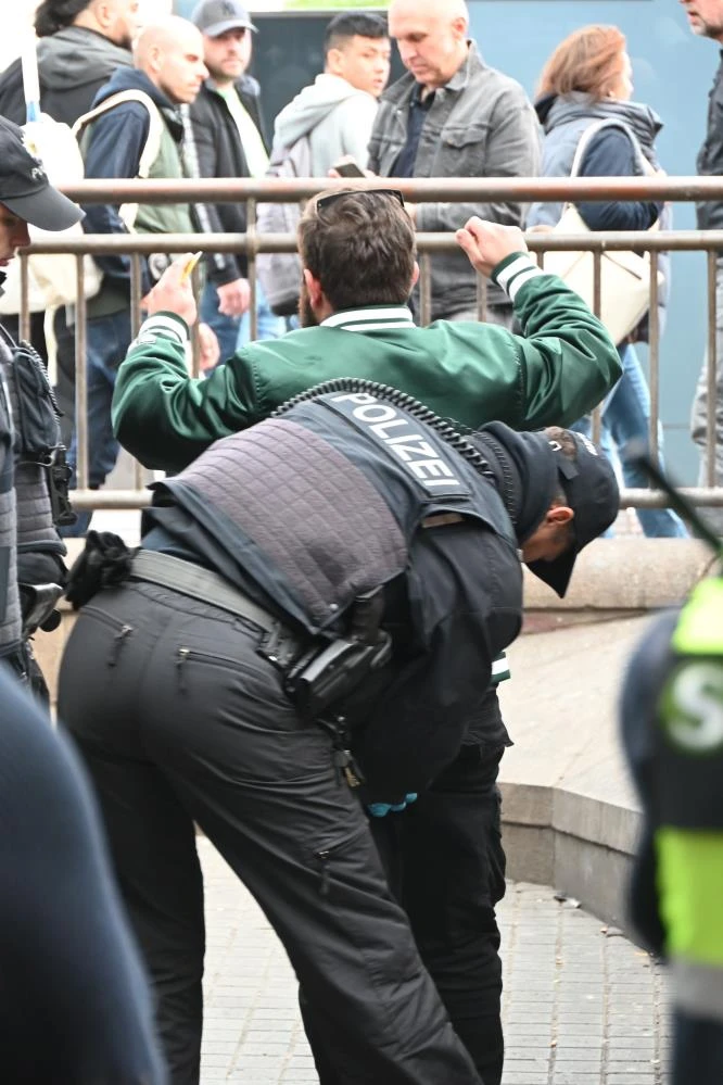 Hamburg’da kanlı saldırı sonrası tren istasyonunda "silah ve kesici alet" araması