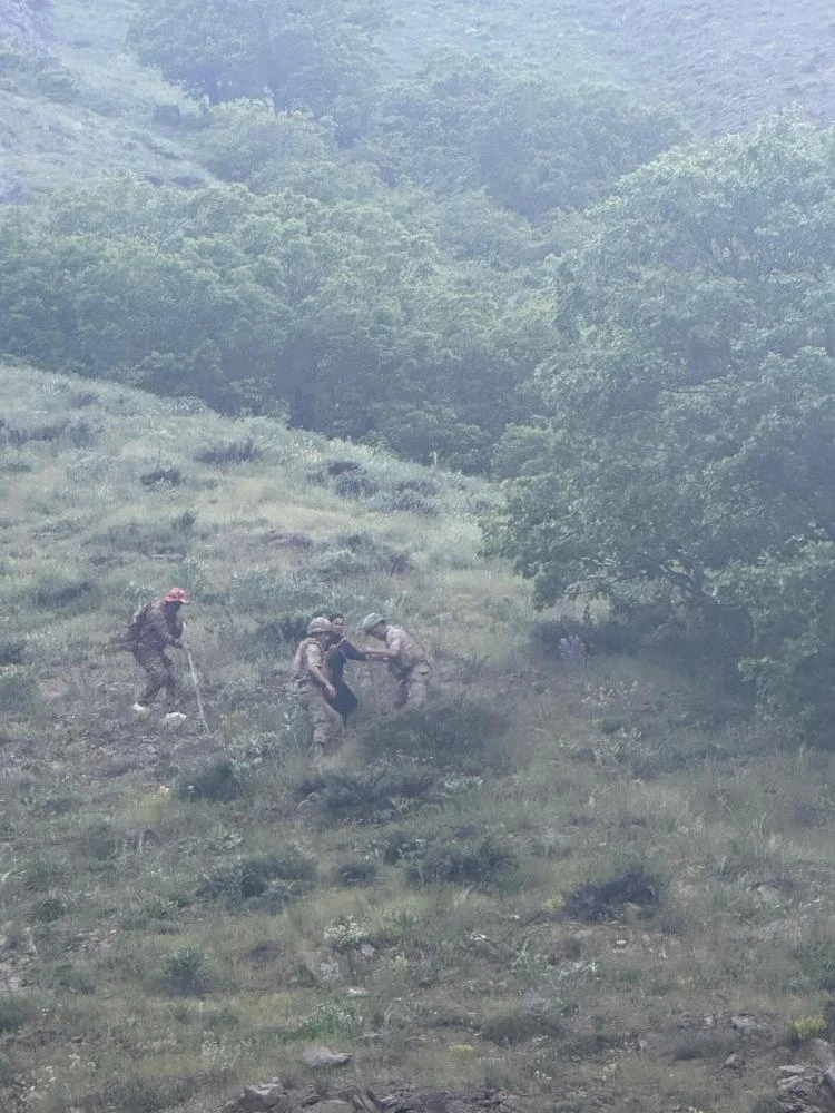 Tunceli’de dağda mahsur kalan çifti jandarma kurtardı
