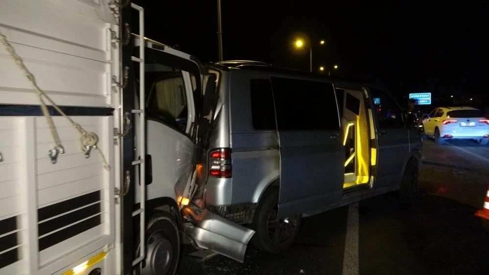 Manavgat’ta 5 araçlı zincirleme kazada 3 sürücü yaralandı