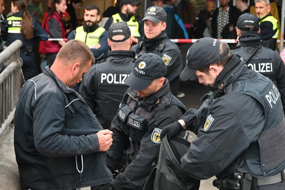 Hamburg’da kanlı saldırı sonrası tren istasyonunda "silah ve kesici alet" araması