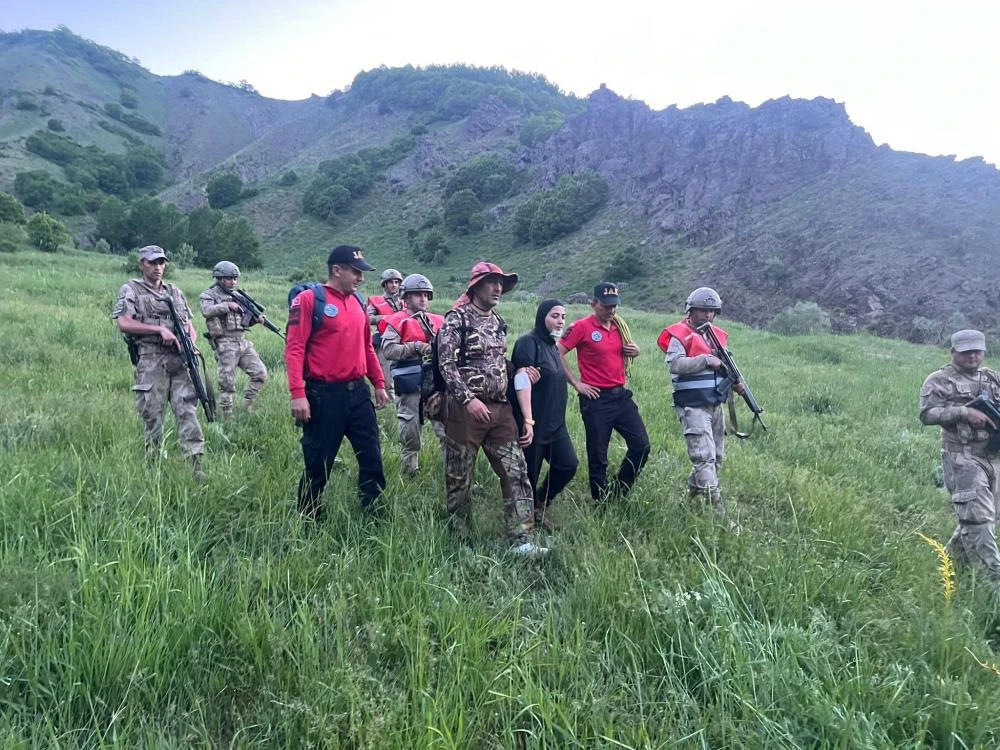 Tunceli’de dağda mahsur kalan çifti jandarma kurtardı