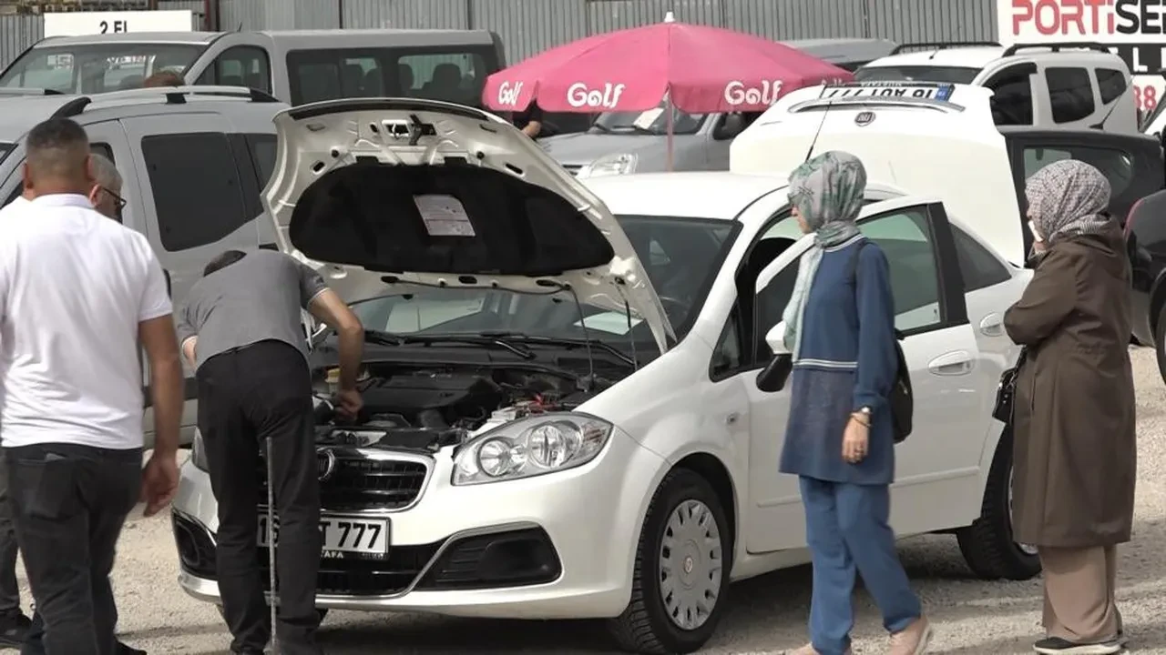İkinci el otomobil piyasasında bayram havası: Oto pazarı dolup taştı! '150 bin liradan başlayan fiyatlar bile var'