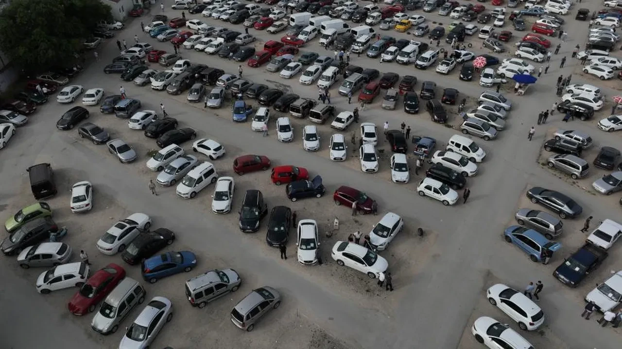 İkinci el otomobil piyasasında bayram havası: Oto pazarı dolup taştı! '150 bin liradan başlayan fiyatlar bile var'