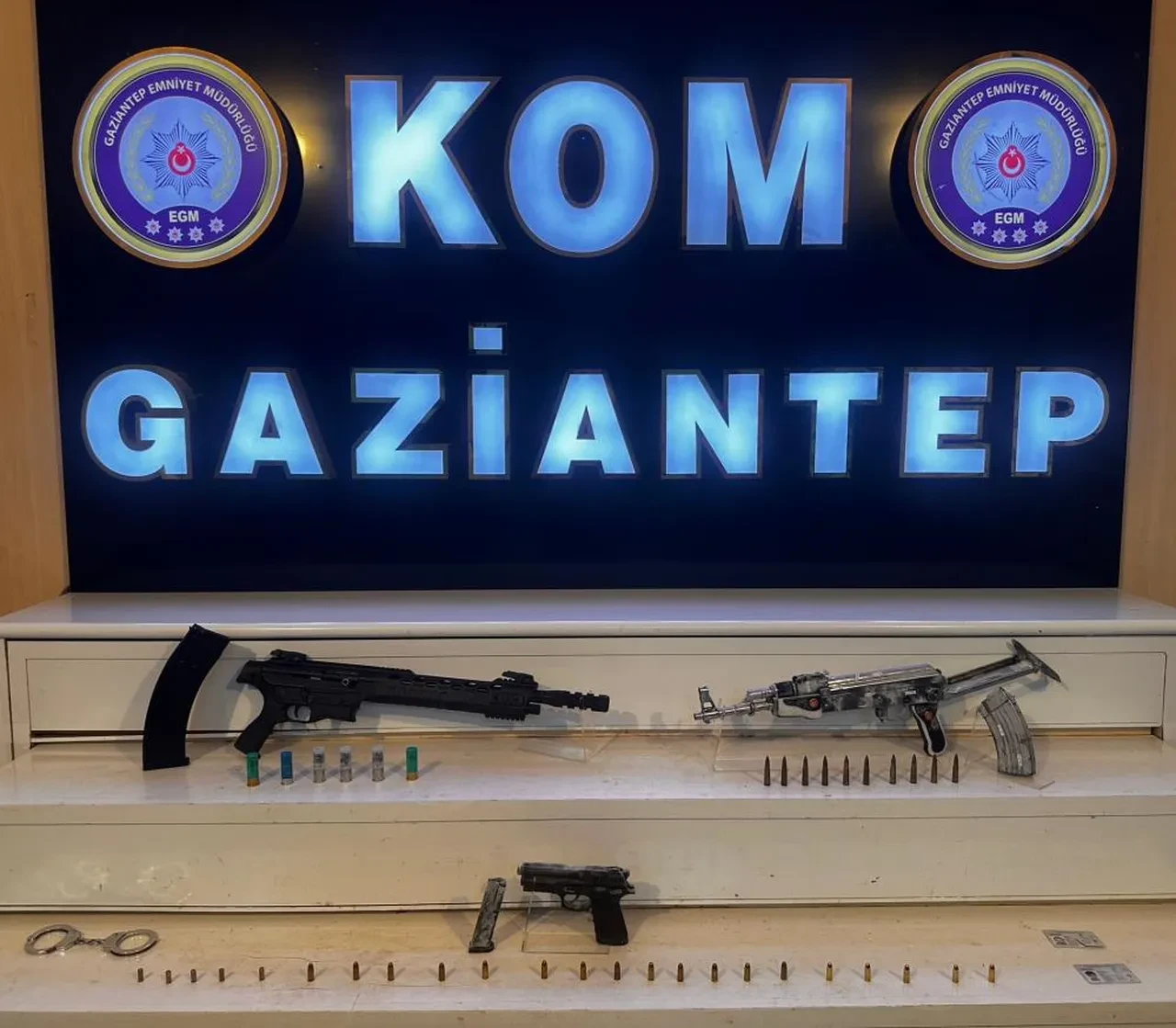 İş yerini kurşun yağmuruna tuttular! Evden kalaşnikof çıktı