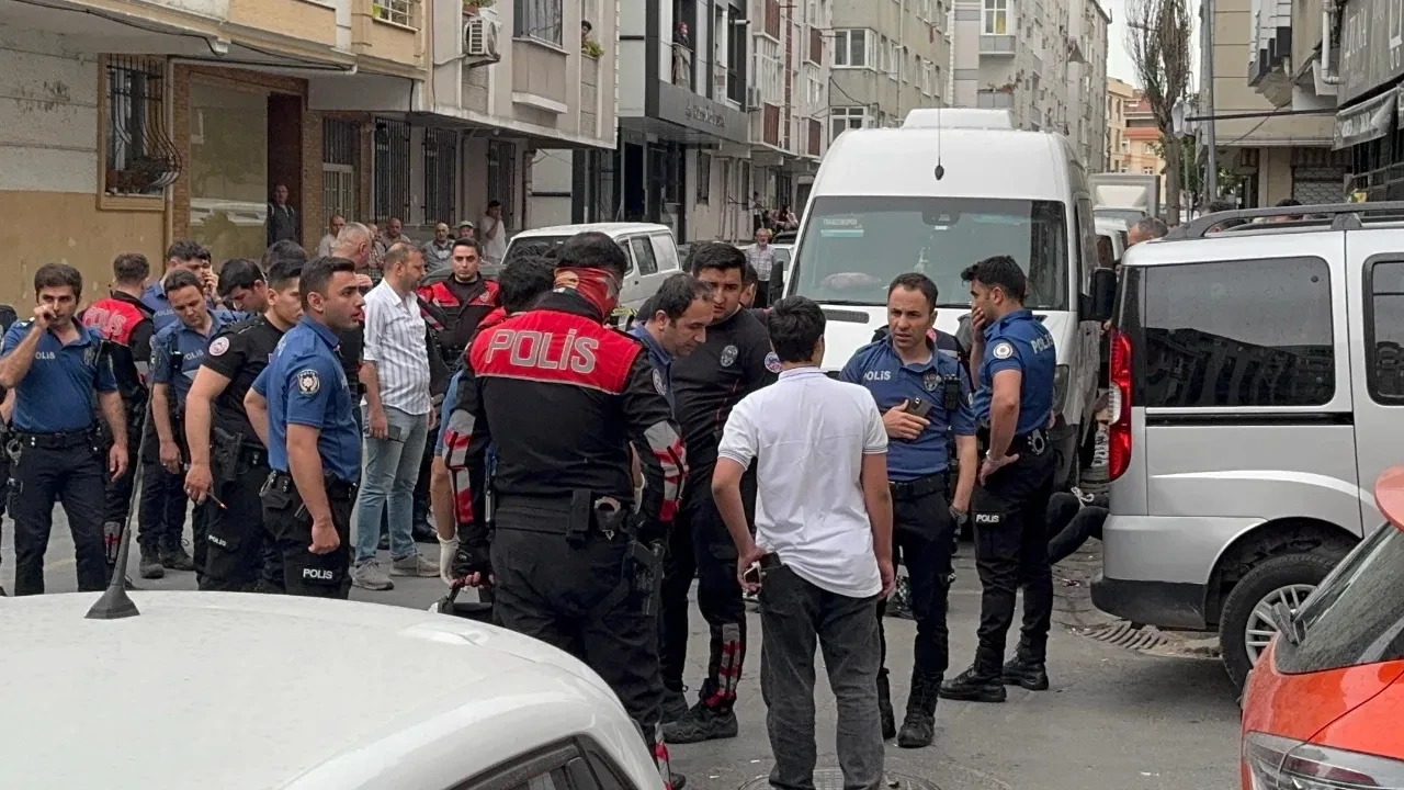 İstanbul'da polise bıçaklı saldırı! Şüpheli etkisiz halde