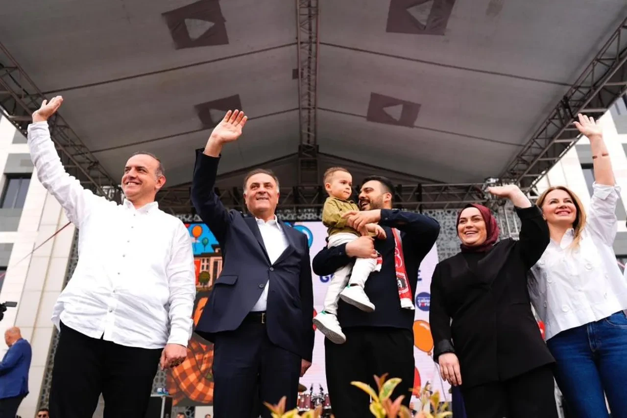 Kanseri yenen Ali Asaf için binlerce balon gökyüzüne bırakıldı! Anne ve babadan dikkat çeken sözler