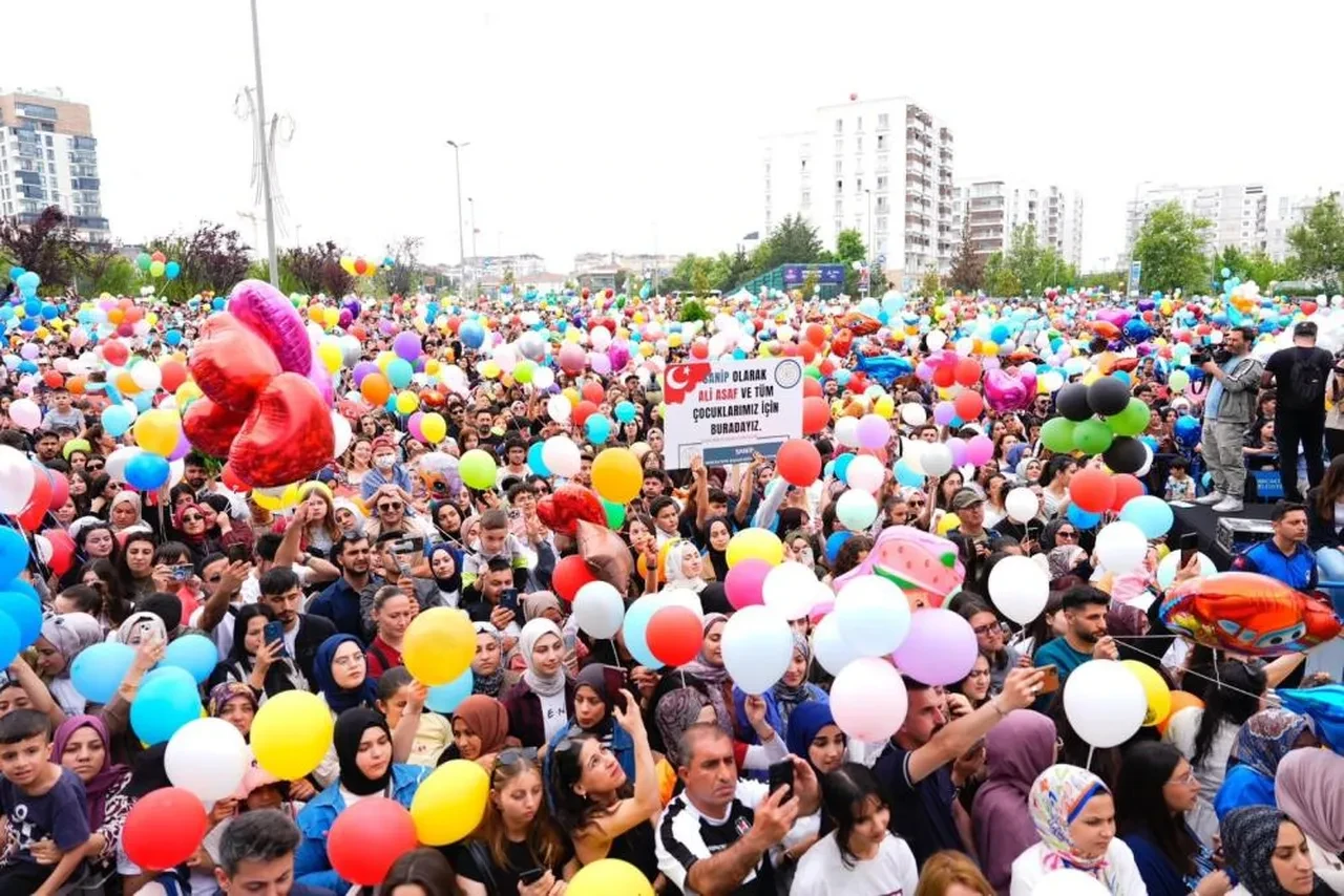 Kanseri yenen Ali Asaf için binlerce balon gökyüzüne bırakıldı! Anne ve babadan dikkat çeken sözler