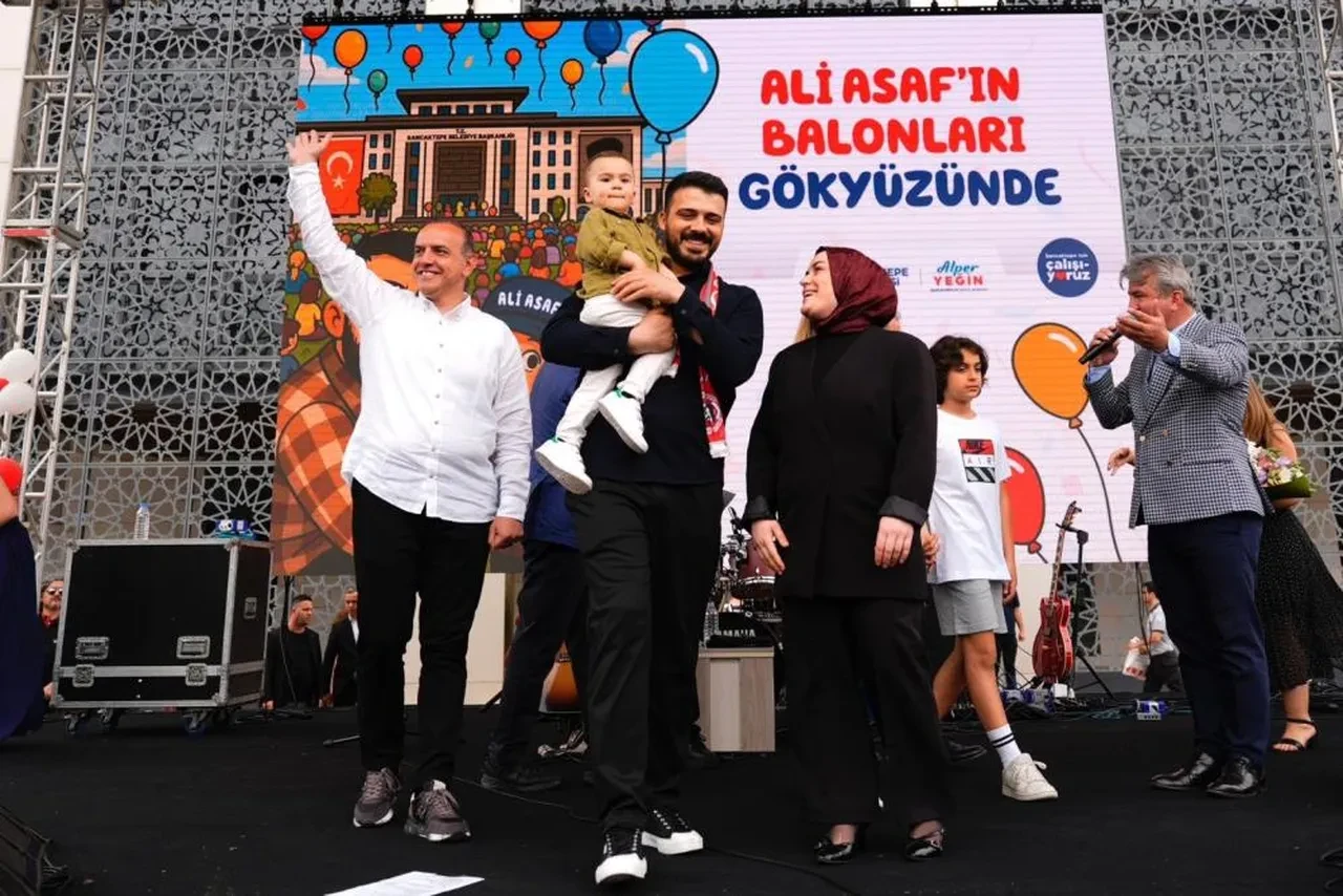 Kanseri yenen Ali Asaf için binlerce balon gökyüzüne bırakıldı! Anne ve babadan dikkat çeken sözler