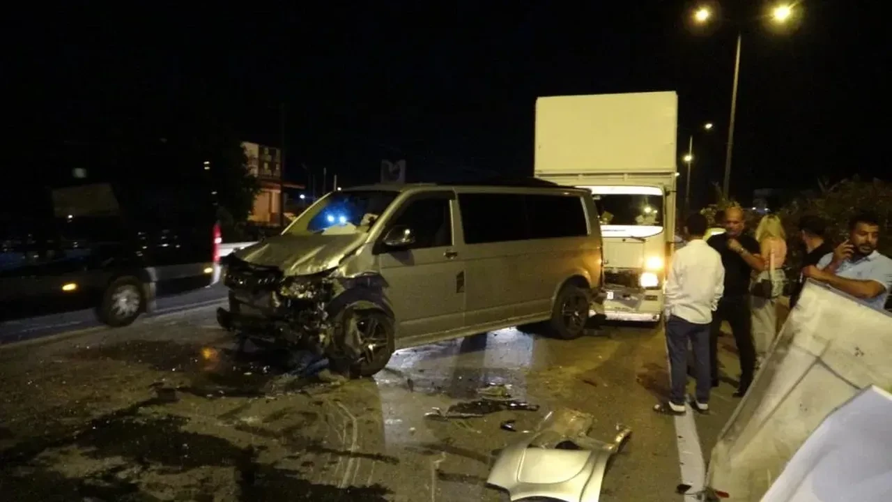 Manavgat’ta 5 araçlı zincirleme kazada 3 sürücü yaralandı