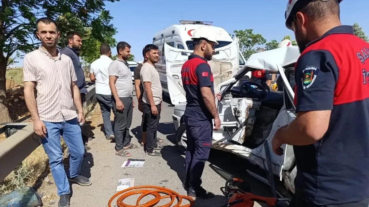 Şanlıurfa’da zincirleme kazada 2 kişi otomobilde sıkıştı