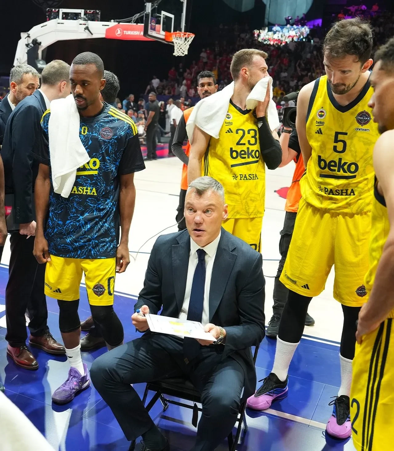 Fenerbahçe Beko Avrupa şampiyonu oldu: Kupa Türkiye'ye geldi!