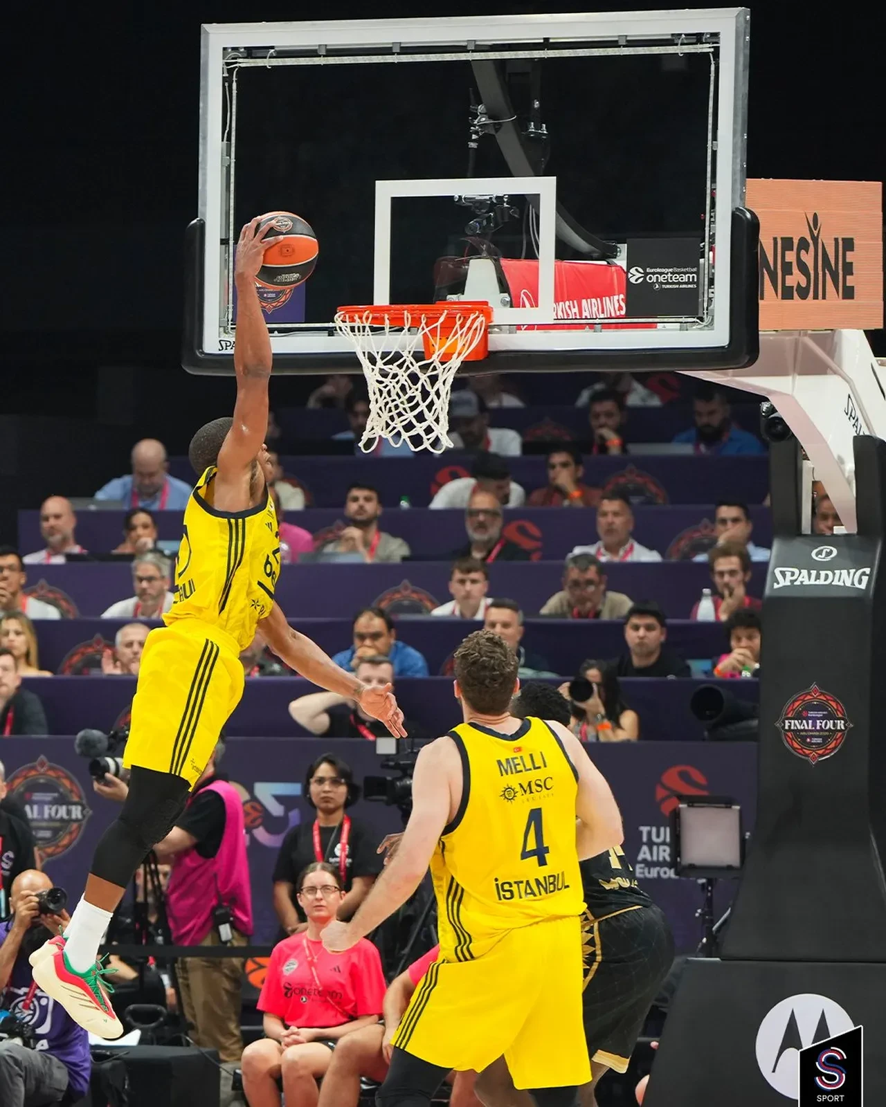 Fenerbahçe Beko Avrupa şampiyonu oldu: Kupa Türkiye'ye geldi!