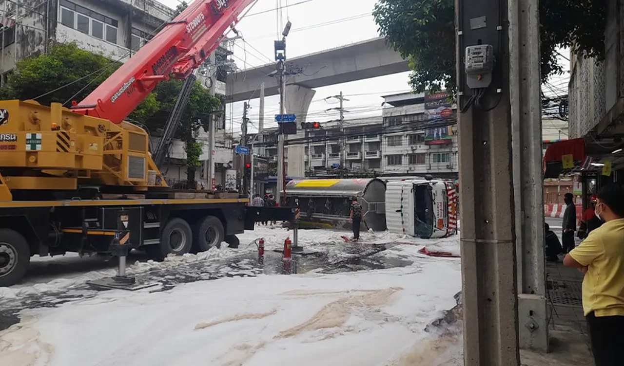 Tayland’da tanker faciası! Yüzlerce litre benzin yola döküldü