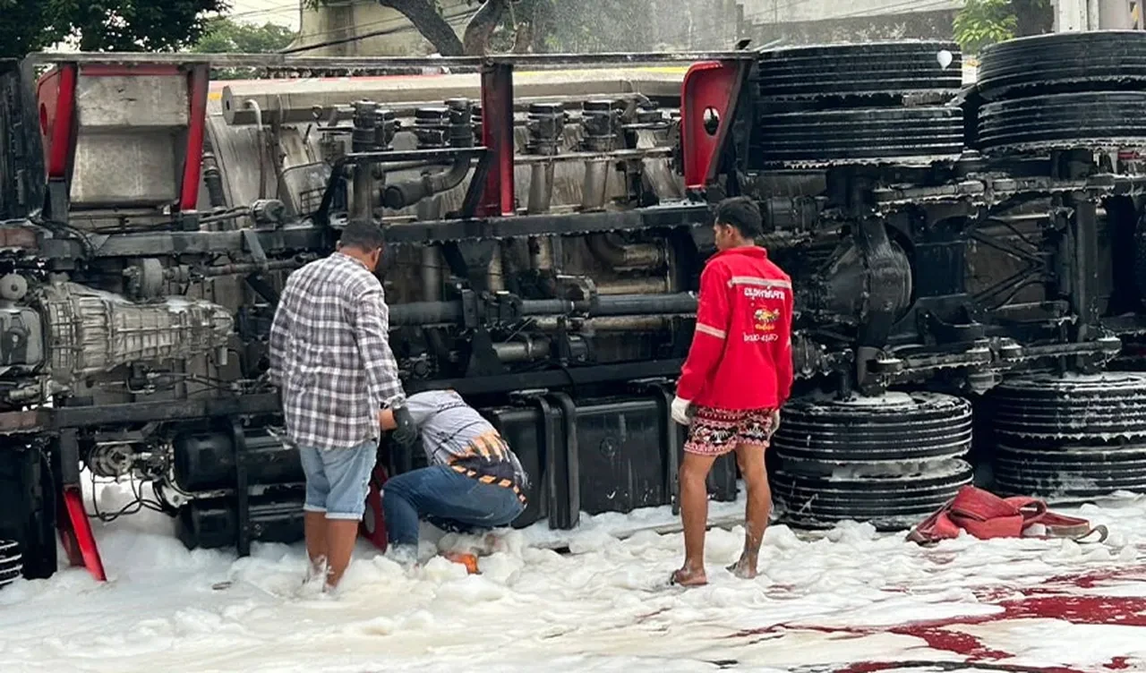 Tayland’da tanker faciası! Yüzlerce litre benzin yola döküldü