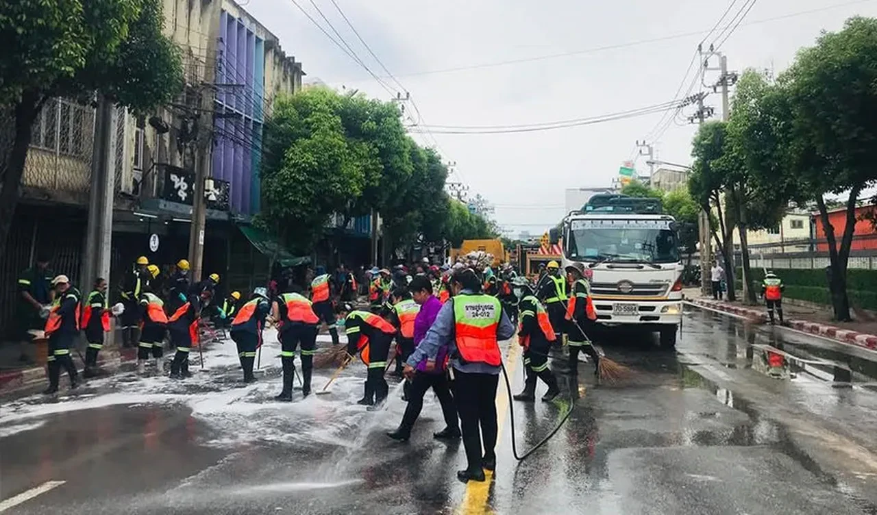 Tayland’da tanker faciası! Yüzlerce litre benzin yola döküldü
