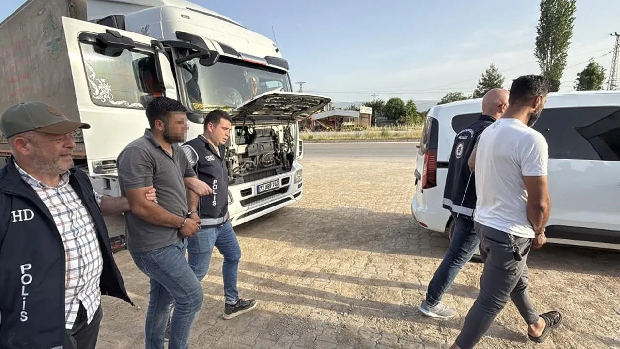 Tokat'ta gümrük mührü kırılmış tırlarda 17 düzensiz göçmen yakalandı